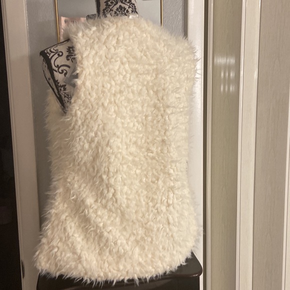 Fluffy vest - Picture 4 of 5